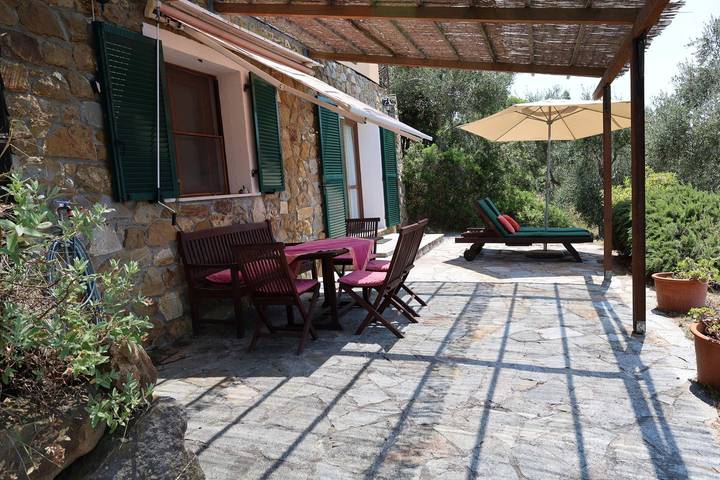 Ferienhaus für 4 Personen, mit Terrasse und Garten sowie Pool in Camporosso
