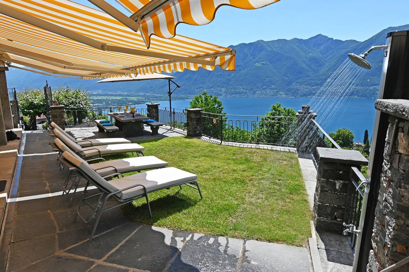 Ferienhaus mit schönem 180° Panoramablick, freistehender Fasssauna und Hot Pot in Minusio, Tessiner Alpen
