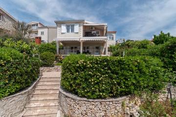 Gîte pour 6 personnes, avec jardin à Okrug Gornji