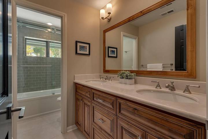 Vacation rental for 18 people, with hot tub and yard in Diamond Peak