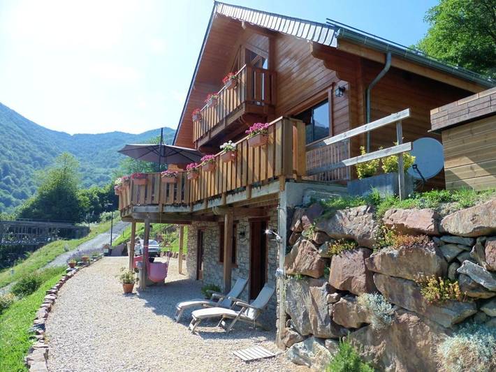 Location de vacances pour 3 personnes, avec jardin et sauna ainsi que vue et terrasse à Binos