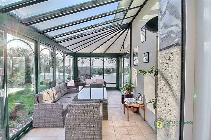 Gîte pour 2 personnes, avec terrasse ainsi que piscine et jardin dans le Golfe du Morbihan