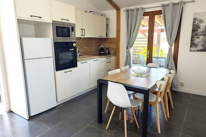 Location de vacances pour 7 personnes, avec Terrasse ainsi que Jardin et Piscine à Clermont