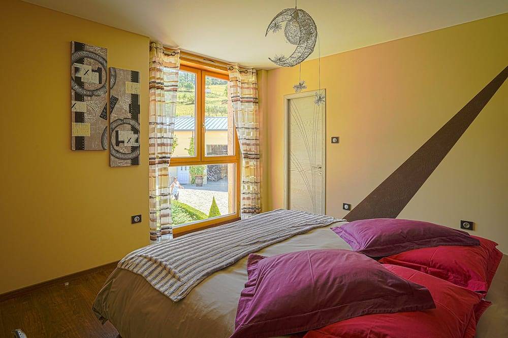 5-star villa with heated pool and panoramic view Gîte Exception Aveyron in Sainte-Eulalie-d'Olt, Massif Central