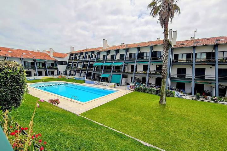Casa de férias para 6 pessoas, com jardim e piscina e ainda varanda em Marinha Grande