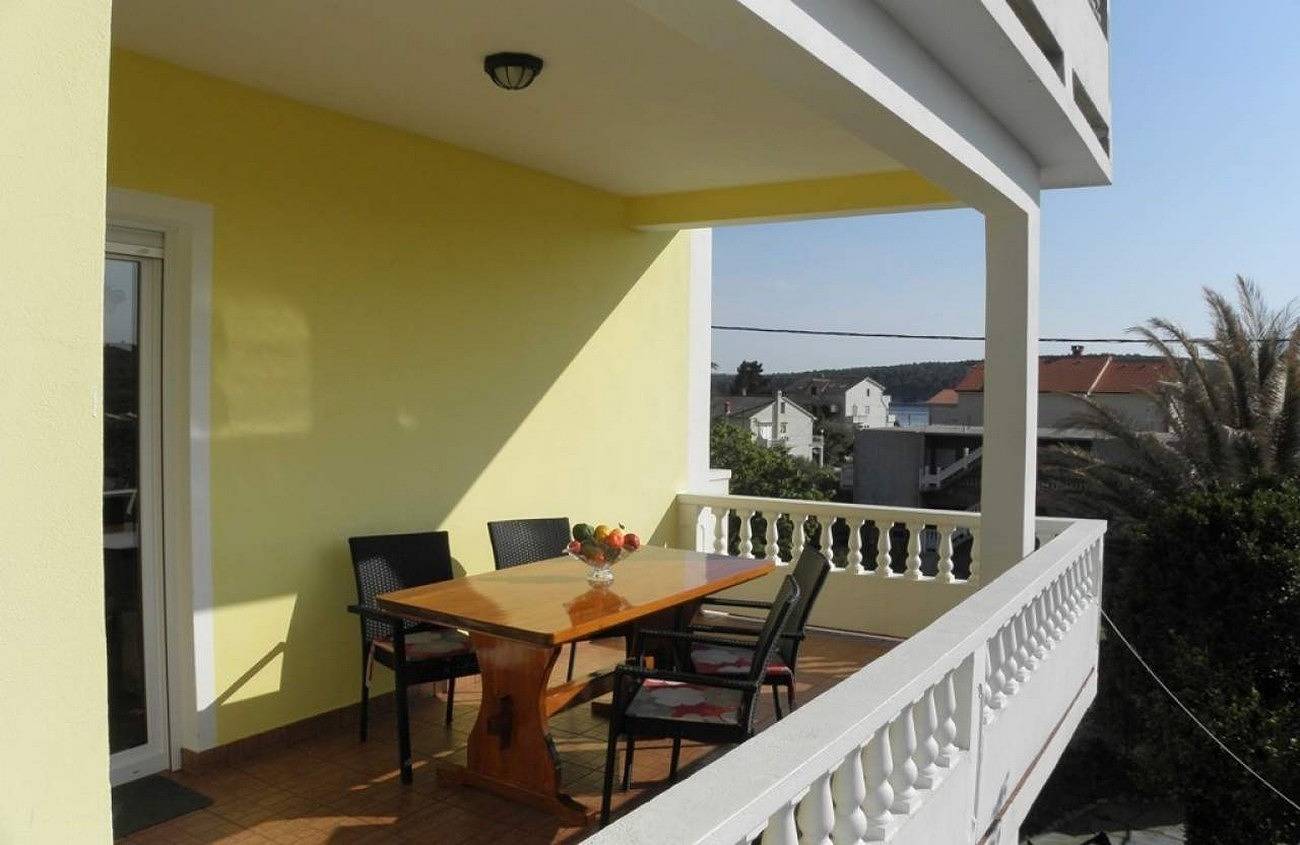 Ganze Wohnung, 2-Zimmer-Ferienwohnung mit Terrasse und Meerblick Barbat, Rab A-22366-a in Barbat, Rab