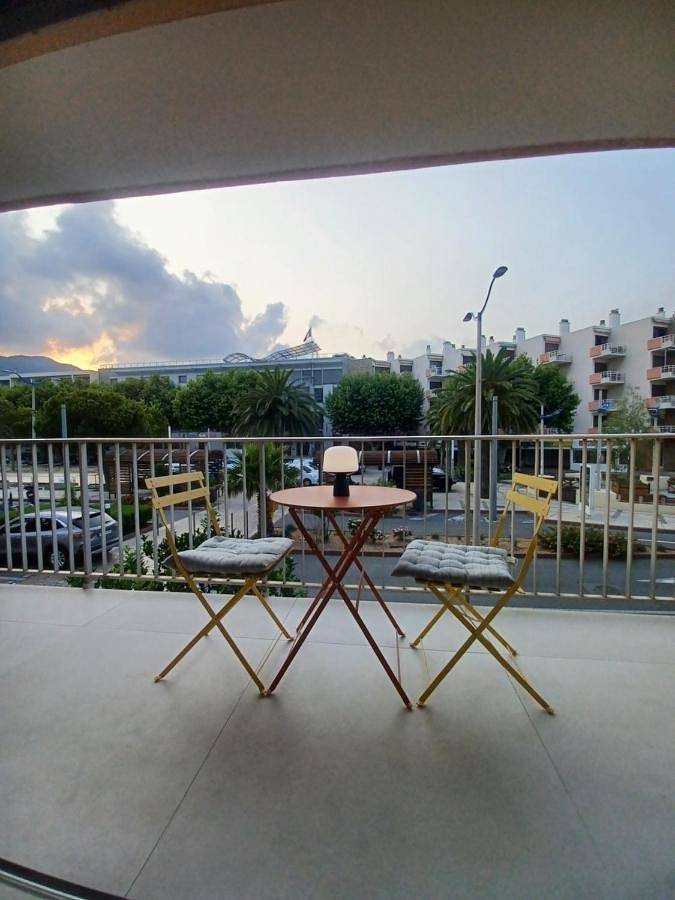 Gîte pour 4 personnes, avec vue et balcon dans Office De Tourisme Cavalaire - 2