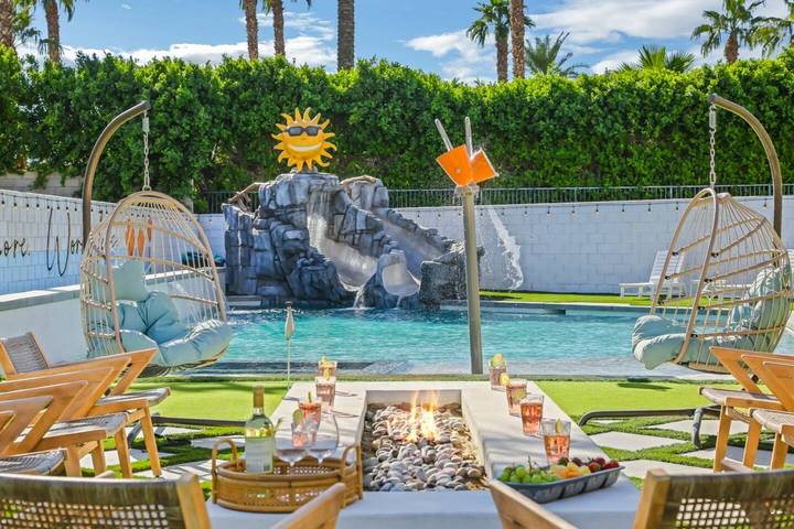 Vacation rental for 16 people, with balcony and yard, kid friendly in Indio (CA)