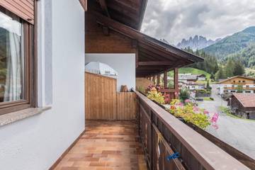 Gîte pour 5 personnes, avec balcon et jardin, animaux acceptés à Funes