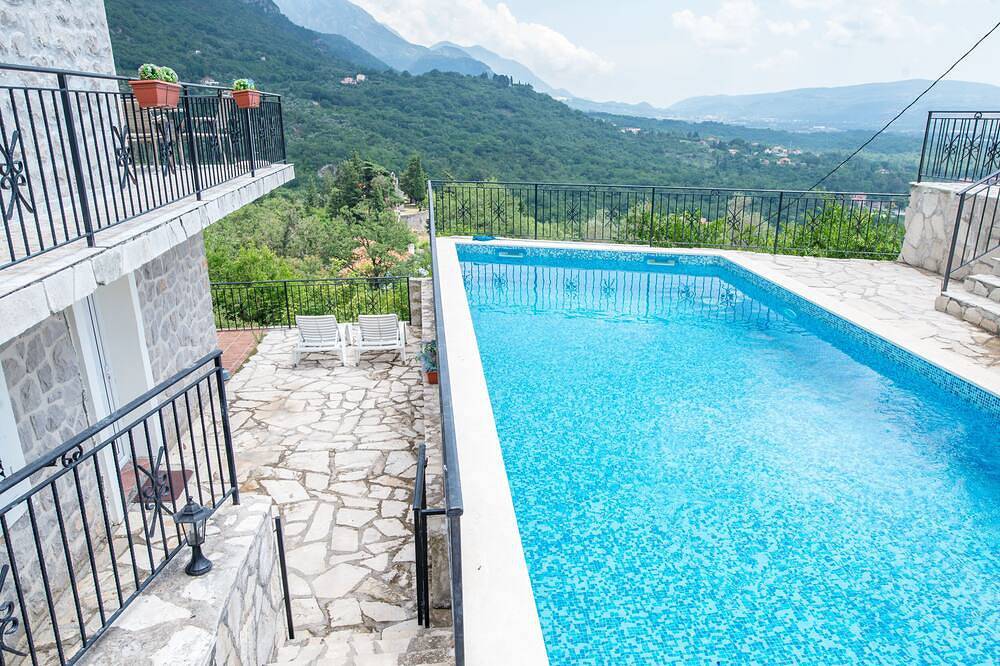 Apartment in Hanglage mit herrlichem Blick auf Meer und Berge, Meer 2 km, Pool in Opština Kotor
