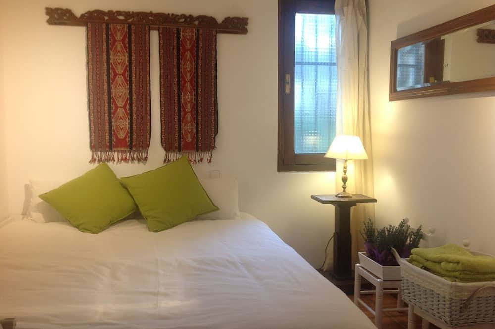 Very quiet house El Escorial, swimming pool, fiber optic, Wifi, air conditioning in Valdemorillo, Madrid Province