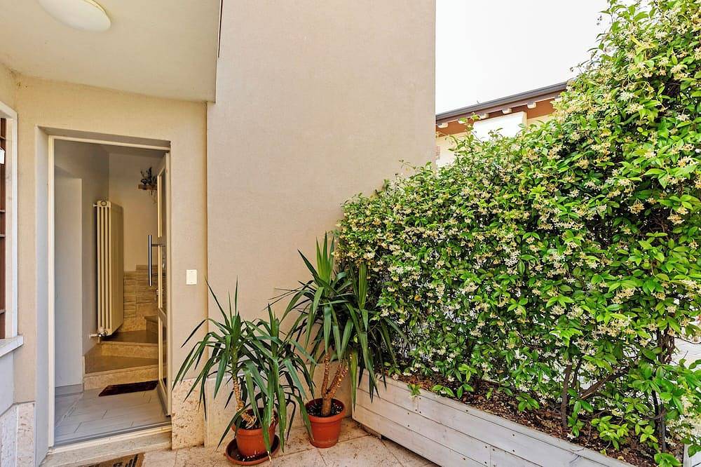 Entire apartment, Apartment 'Pozzo Dei Desideri  Asia' with Wi-Fi and Air Conditioning in Castelnuovo del Garda, Garda Mountains