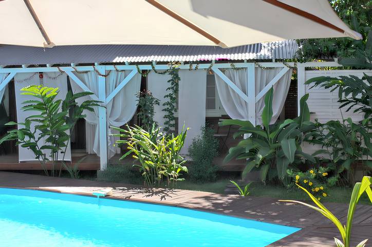 Location de vacances pour 4 personnes, avec terrasse ainsi que jardin et piscine dans Piton de la Fournaise - 3