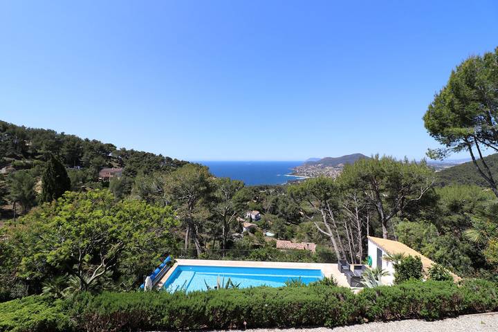 Villa pour 6 personnes, avec piscine ainsi que terrasse et jardin à Carqueiranne