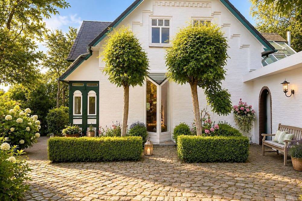 Built in 1920, a house with a two-story sunroom, just a short drive from the North Sea in Ostrohe, Heide y sus alrededores