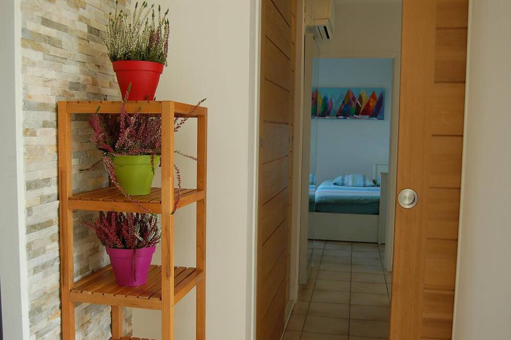 House with garden, quiet and bright, Motorway exit Nîmes Garons Airport. in Garons, Nimes region