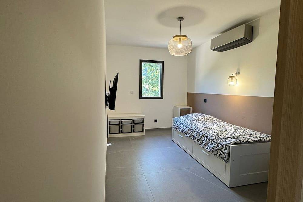 3 Bedroom Villa in Solliã¨s-Toucas in Solliès-Toucas, Toulon region