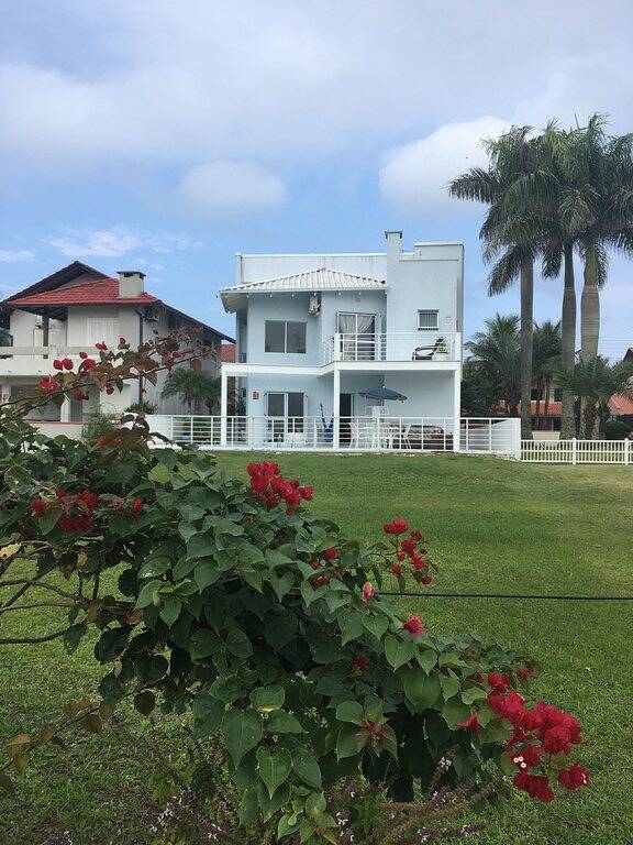 House with swimming pool on the seafront. Air conditioning and Tv in all rooms. in São Francisco do Sul, Baía da Babitonga