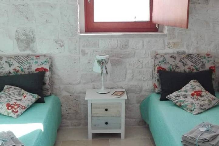 Trullo surrounded by nature with a beautiful view a stone's throw from the center in Alberobello, Alberobello und Umgebung