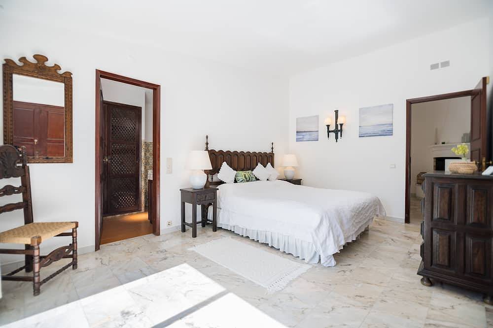 Traditional 3 bedroom villa with great pool in the heart of Vale do Lobo in Vale do Lobo, Almancil