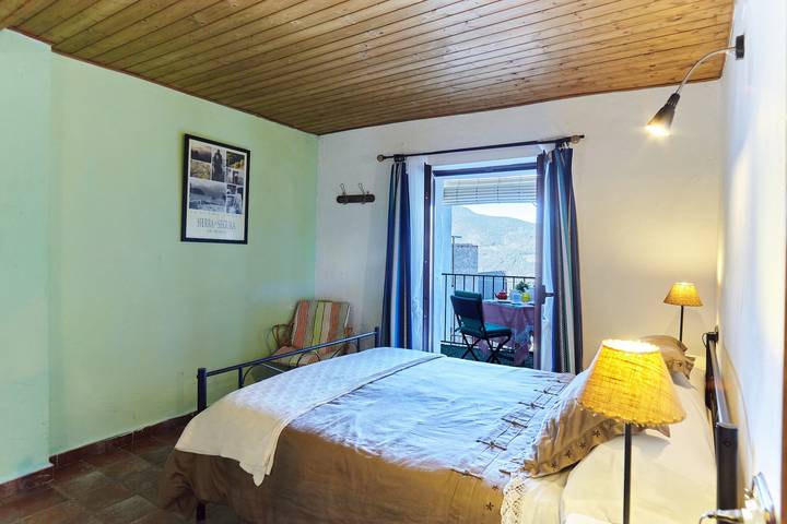 Habitación 'La Huerta' con vistas a la montaña y terraza privada in Hornos , Parque natural de las Sierras de Cazorla y Segura