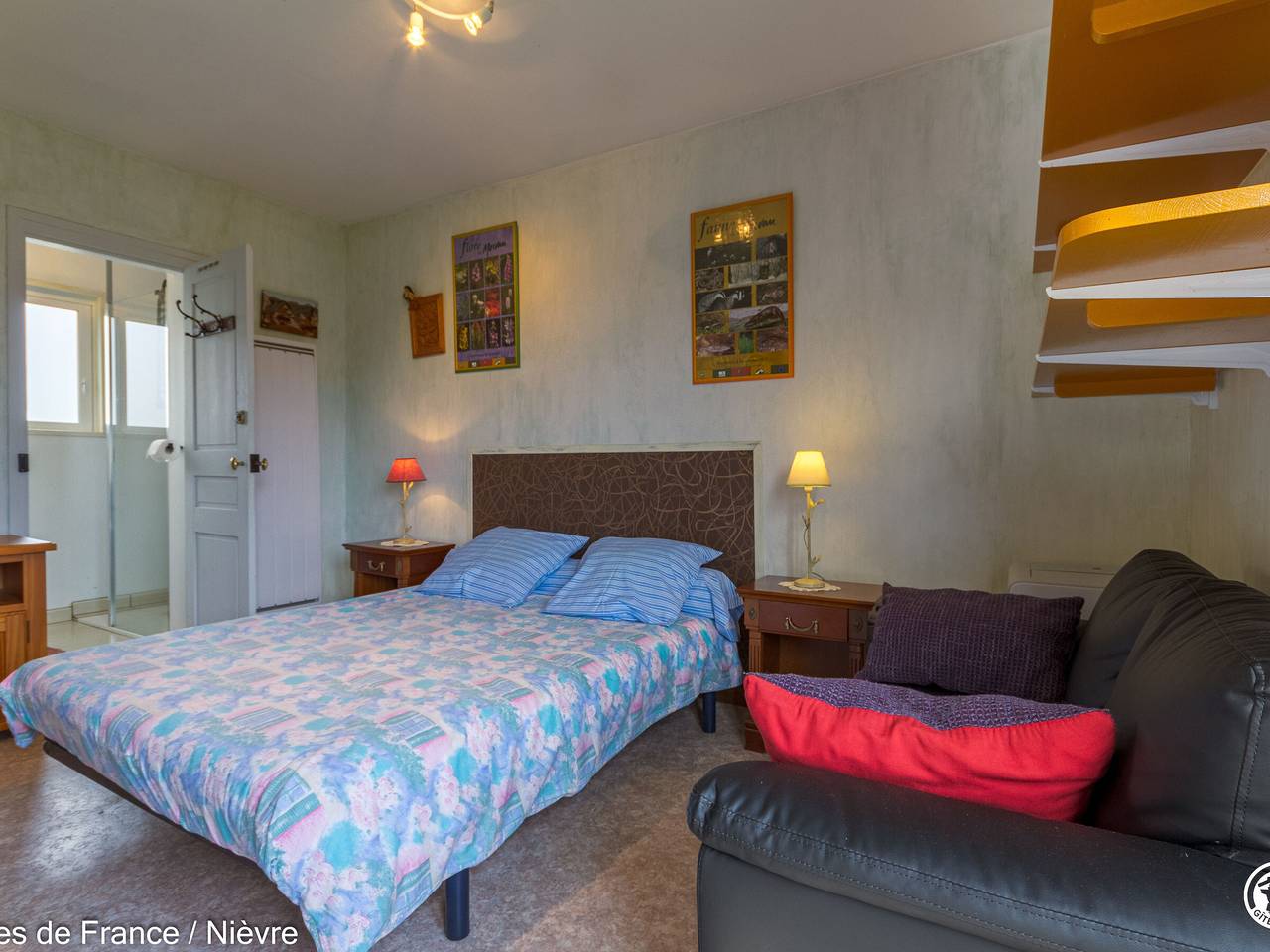 Gîte médiéval avec détente spa, salle cinéma, Wifi et animaux admis in Saint-Péreuse, Parc naturel régional du Morvan