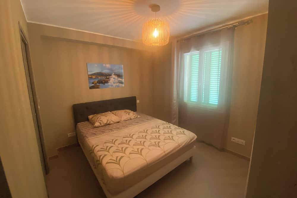 Comfortable 8-person villa with pool and sea view in Sant Ambroggio, Lumio
