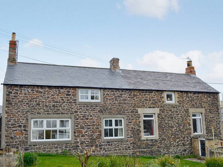 Cottage for 6 people, with garden, with pets in Craster