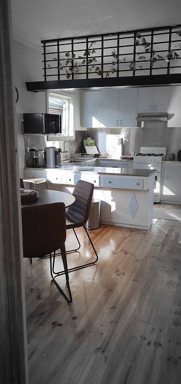 Cosy Mid-Century home, Central, Off Street Parking and Fur Baby Friendly in Newington (Ballarat), Ballarat