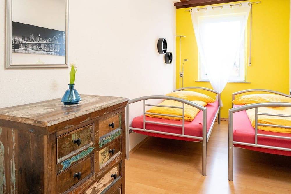 Ganze Wohnung, Große Fewo, 3 Schlafzimmer, ruhig, citynah, Süd-Balkon, kostenfreie Parkplätze in Niestetal, Hessisches Bergland