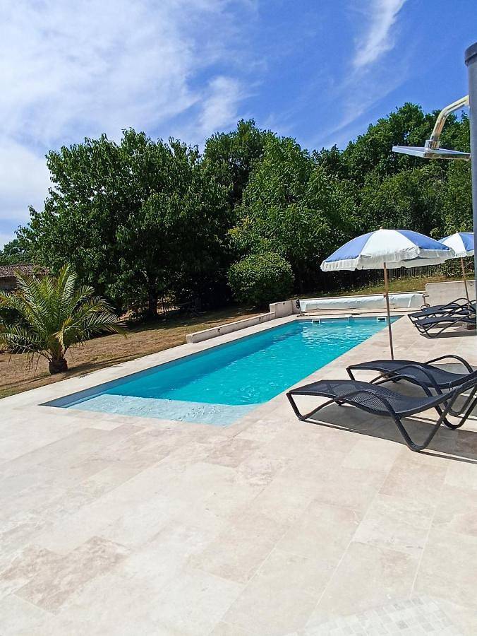 Location de vacances pour 5 personnes, avec Terrasse et Jardin ainsi que Piscine et Vue à Antezant-la-Chapelle - 4