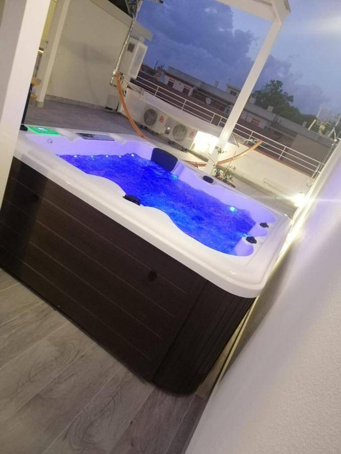 Ferienwohnung für 2 Personen, mit Balkon und Terrasse sowie Whirlpool und Garten