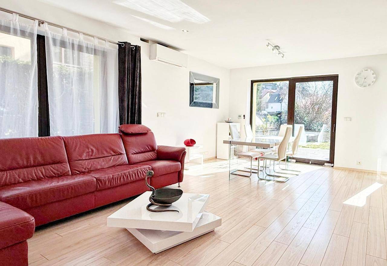 Modern house with heated pool, 20 minutes from the center of Prague in Prag, Mittelböhmen
