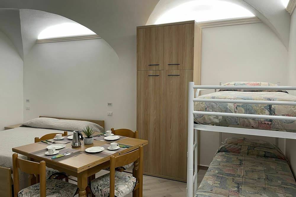 Entire apartment, Beautiful apartment for 8 people with A/C, Wifi and Tv in Spotorno, Riviera di Ponente