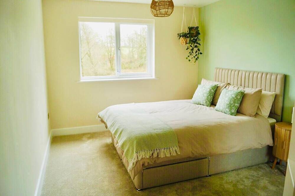 Entire apartment, Luxury Apartment with Private Pool and Hot Tub in Tiverton, Devon