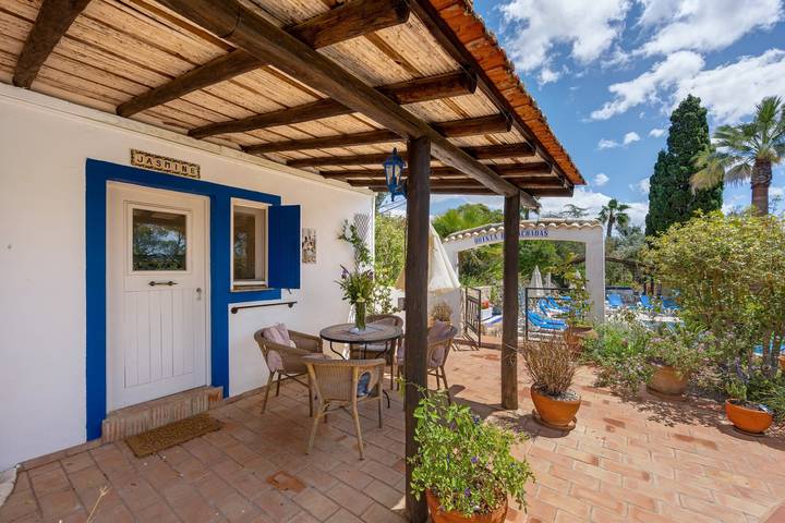 Quinta das Achadas – Chambre Hibiscus à Lagos avec piscine partagée, nature et petit-déjeuner in Odiáxere, District de Faro