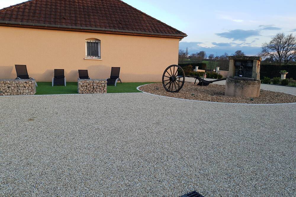 Bed and breakfast in country house in Saint-Yan, Charolles region