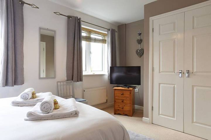 Solent Stay – 3-Bed Townhouse in Lee-on-the-Solent | Ideal for Work or Family Trips in Gosport, Hampshire