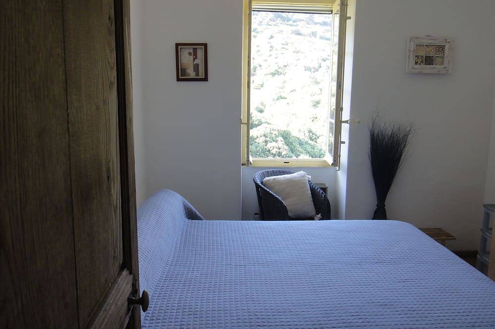 Appartement entier, Appart maison typique corse,vue mer et montagne,jardin,parking privé,plages 5 mn in Rogliano, Cap Corse