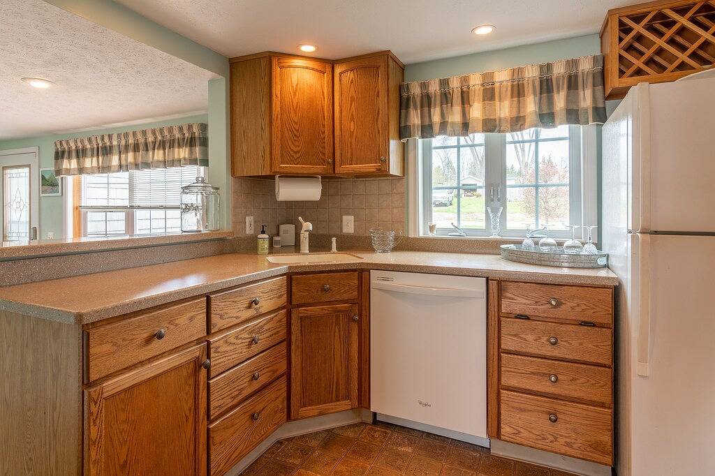 3 bedroom waterfront house with large yard and Gorgeous view of Braddocks Bay in Ontariosee