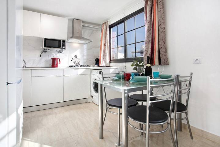 Holiday Home 'Casa Del Sol Rosa' with Sea Views, Wi-Fi and Air Conditioning in Corralejo, La Oliva