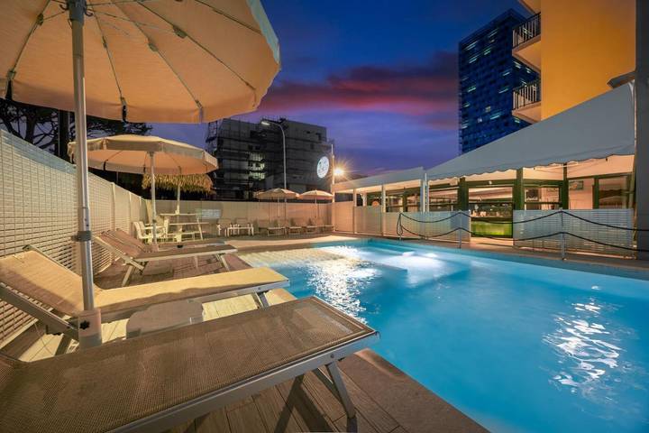 Hôtel pour 2 personnes, avec vue et piscine ainsi que terrasse et bassin pour enfant