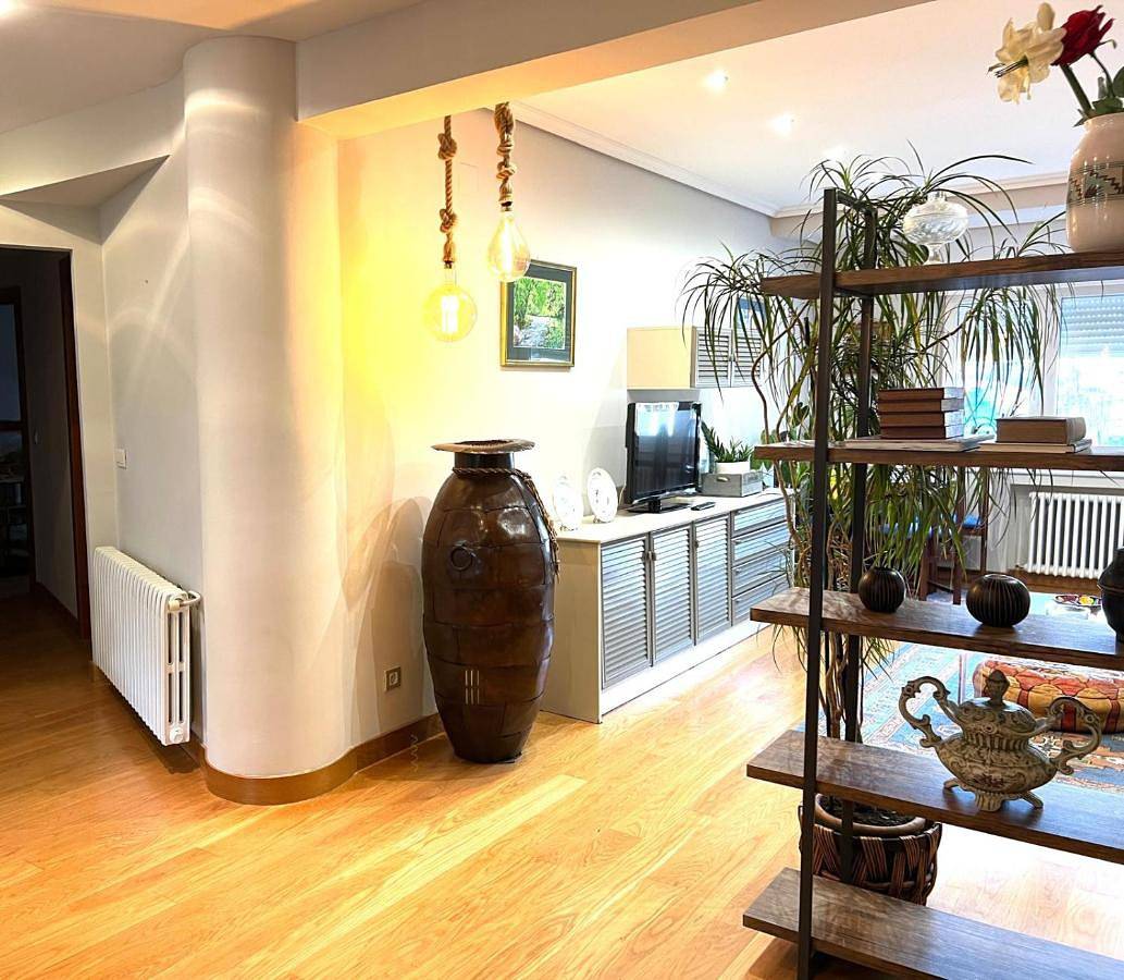 Apartamento entero, Three-Bedroom Apartment in Torrelavega, Costa de Cantabria