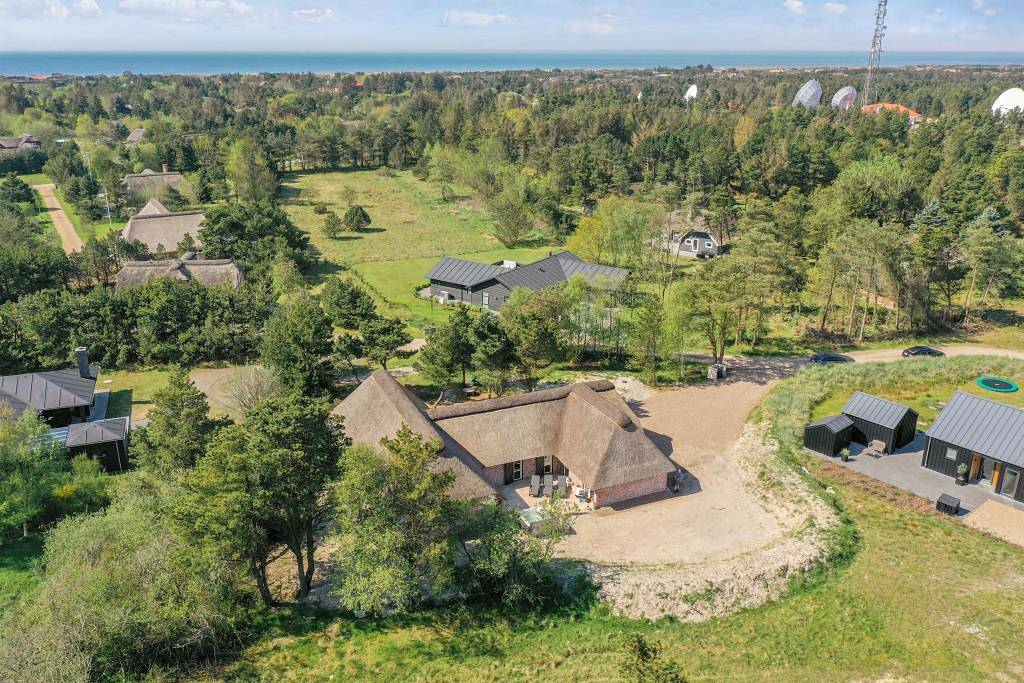 Stunning luxury holiday home with pool, steam room and outdoor hot tub in Blåvand, Région de Varde
