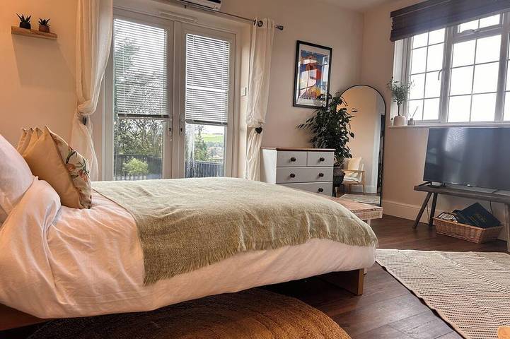 Self-contained cabin with stunning views! in Brighton, Sussex