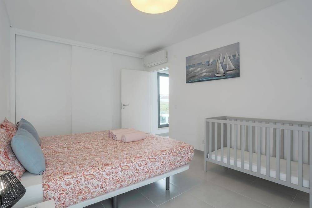 Detached Villa with Private Pool & Outdoor Kitchen Near City & Beach in Caldas da Rainha, Leiria District