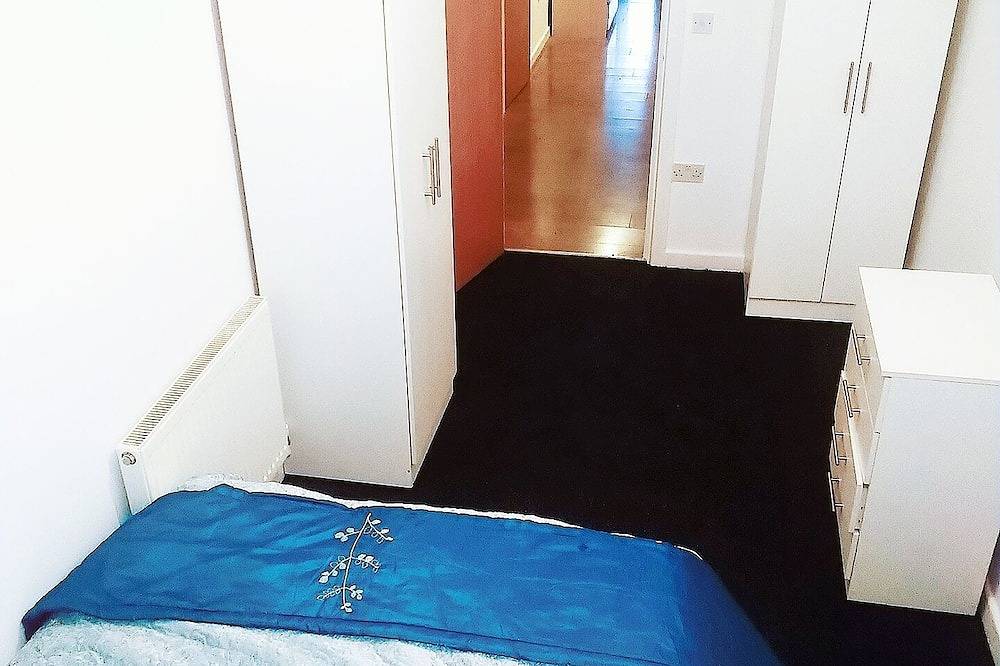 Entire apartment, Double Bedroom 5 minutes walk to Bradford University & Town Centre in Bradford, West Yorkshire