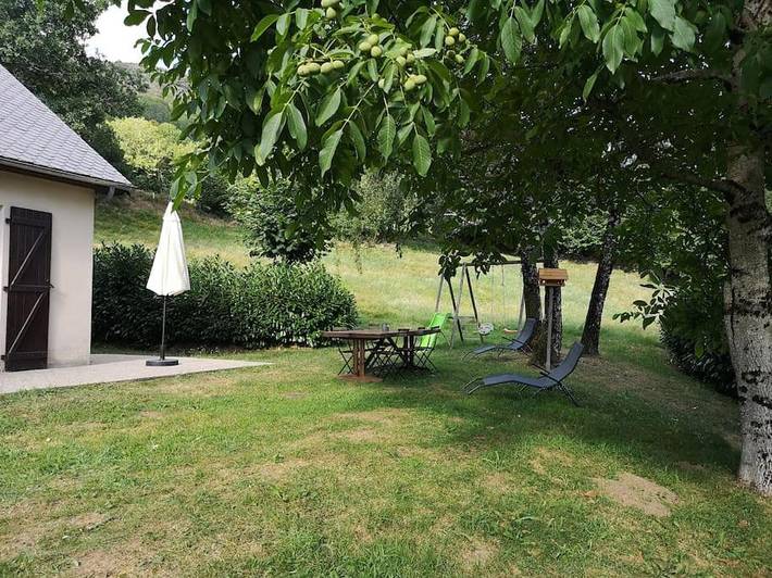 Location de vacances pour 5 personnes, avec vue ainsi que jardin et terrasse à Saint-Paul-de-Salers - 3