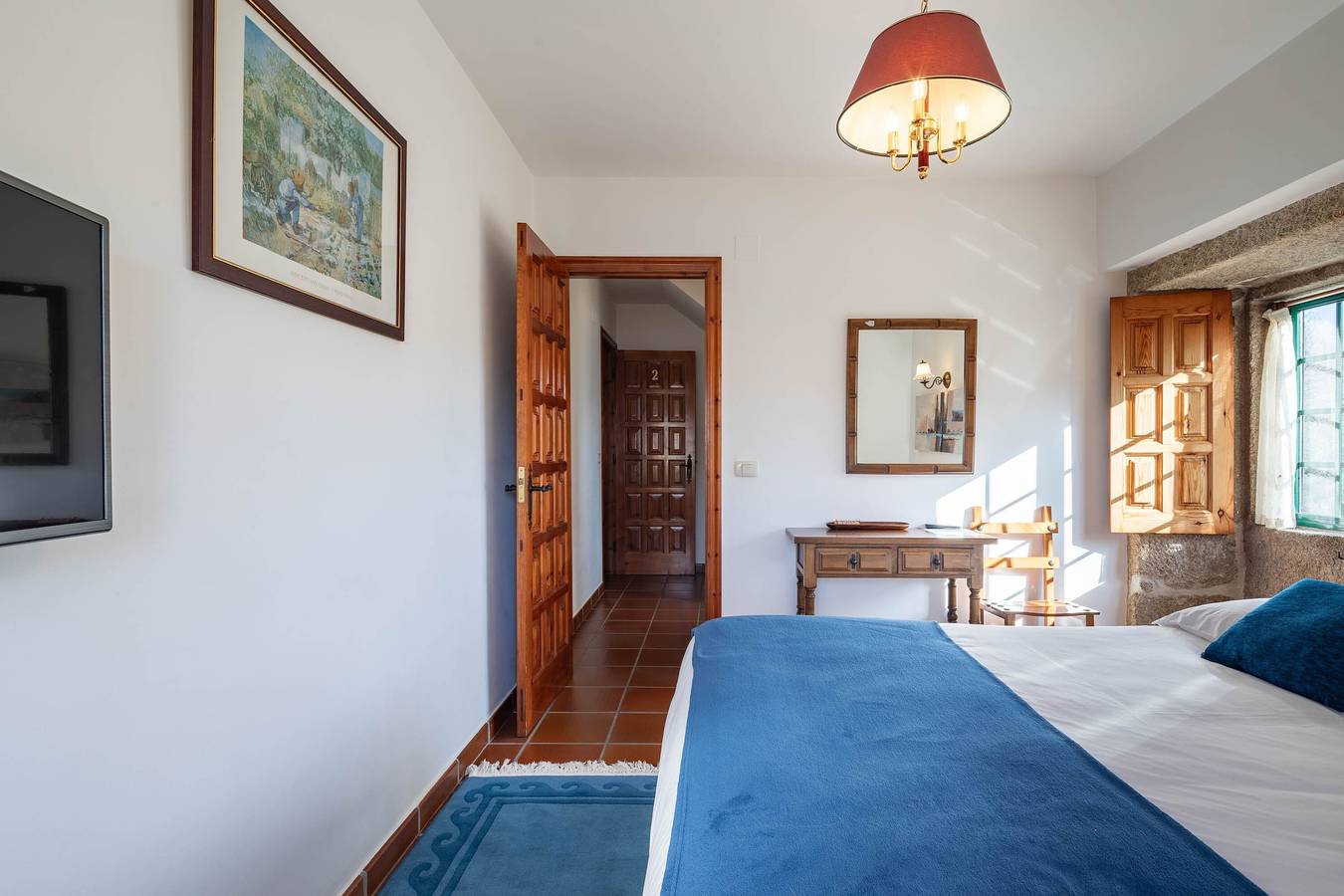 Bed and Breakfast 'Habitación Triple 4' with Mountain View, Shared Pool and Wi-Fi in Tui, Pontevedra Province