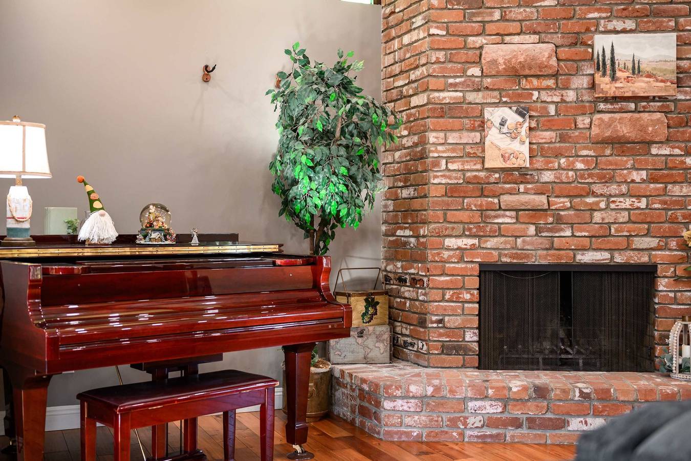 Luxury Estate with Sparkling Pool Elegant Amenities in Mount Baldy